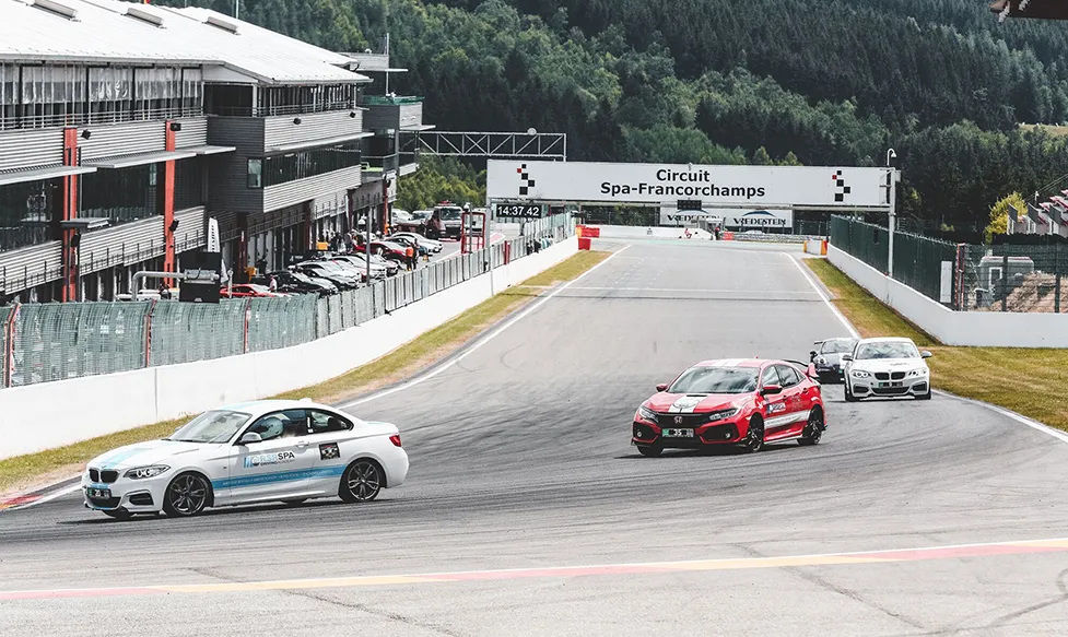 Cars turning in to a corner near the start/finish line at Circuit Spa-Francorchamps