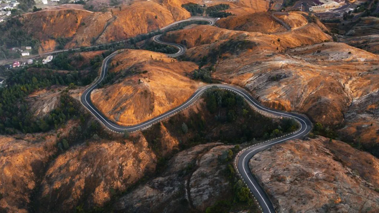 A bird&rsquo;s eye view over the epic 99 bends road in Queenstown, Tasmania